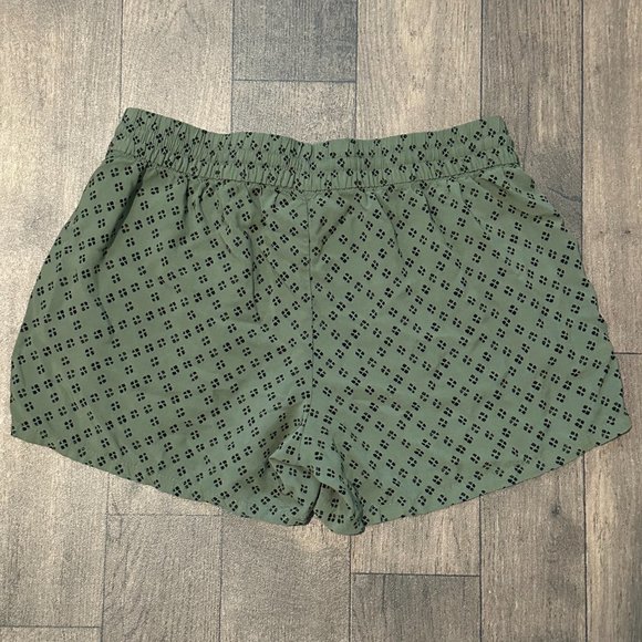 Old Navy Lightweight Drawstring Olive Green Shorts size Medium - Picture 2 of 3